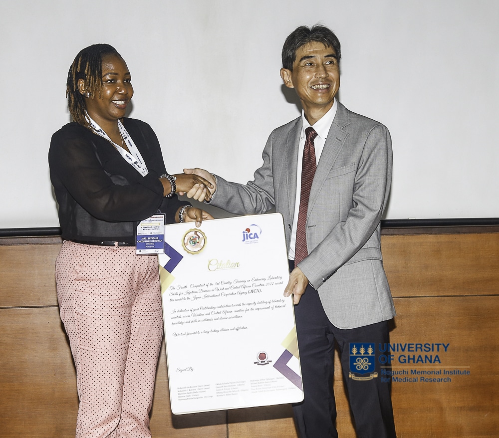 Mrs. Deborah Effiong, the trainee from Nigeria, presenting a gift to JICA on behalf of the participants