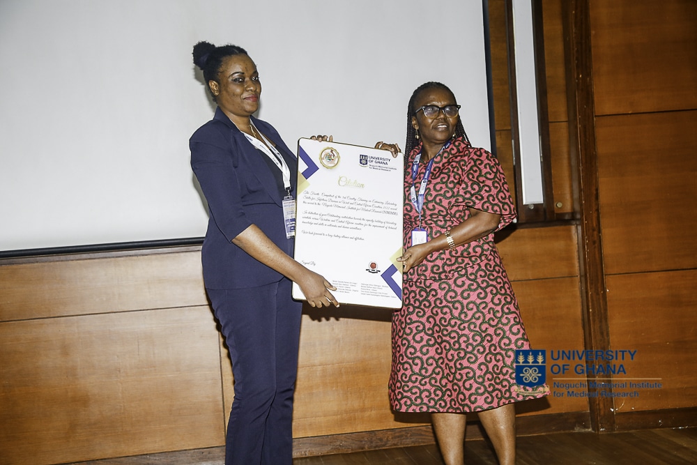 Mrs. Manwana Marguerite, the trainee from the DRC, presenting a gift to the Institute on behalf of the participants